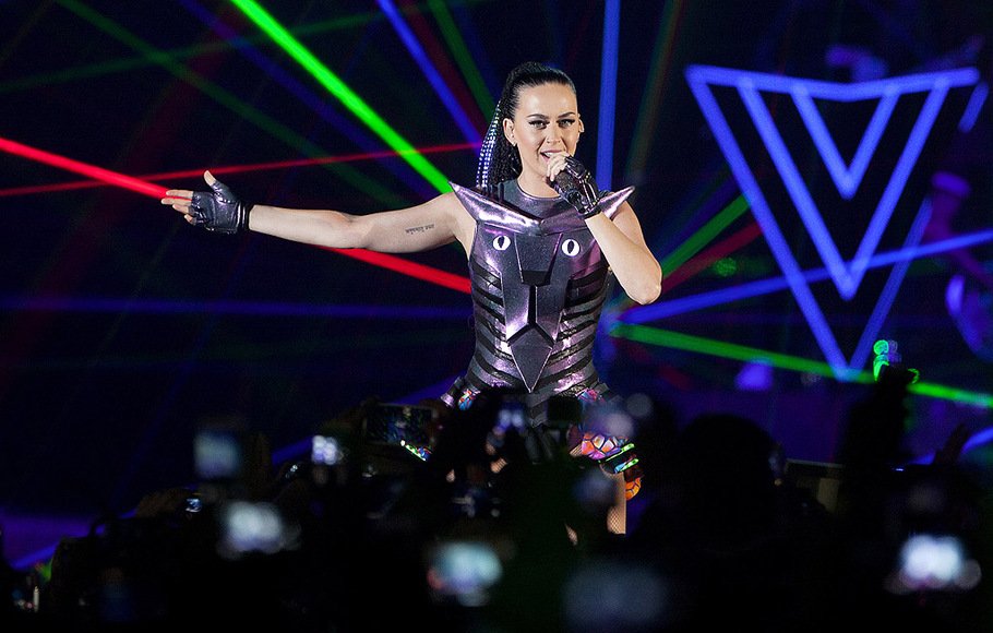 Penyanyi Katy Perry beraksi dalam konsernya yang bertajuk The Prismatic World Tour di Tangerang, Banten, Sabtu (9/5).