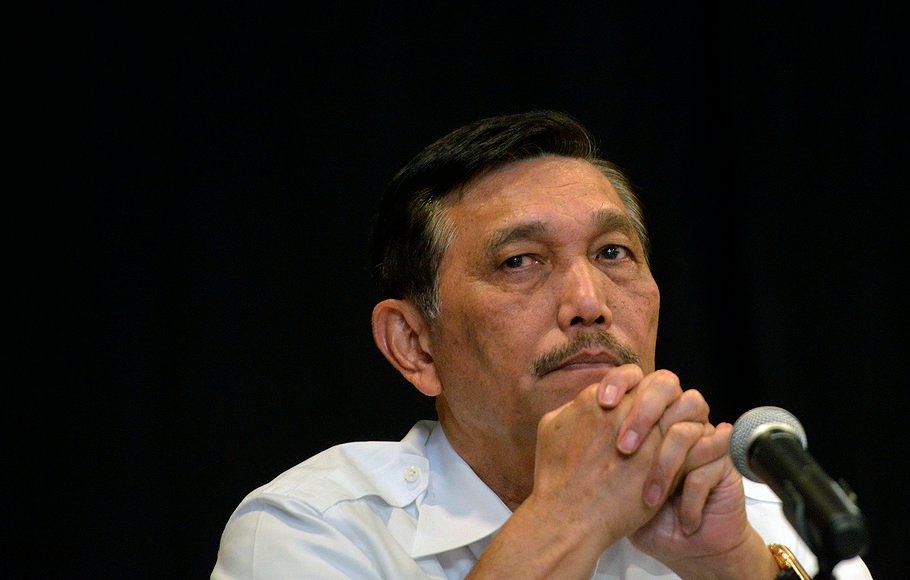 Plt. Menteri ESDM Luhut Binsar Pandjaitan memberi keterangan pers di Kantor Kementerian Keuangan, Jakarta, Jumat (23/9)