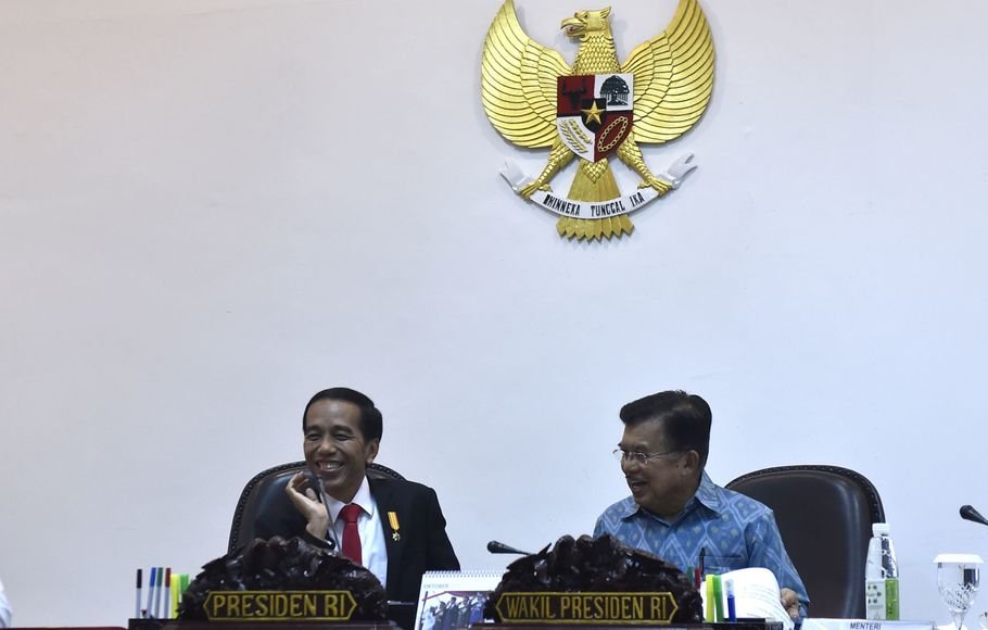 Presiden Joko Widodo (kiri) didampingi Wakil Presiden Jusuf Kalla (kanan) saat memimpin rapat terbatas terkait penetapan harga gas industri di Kantor Presiden, Jakarta,