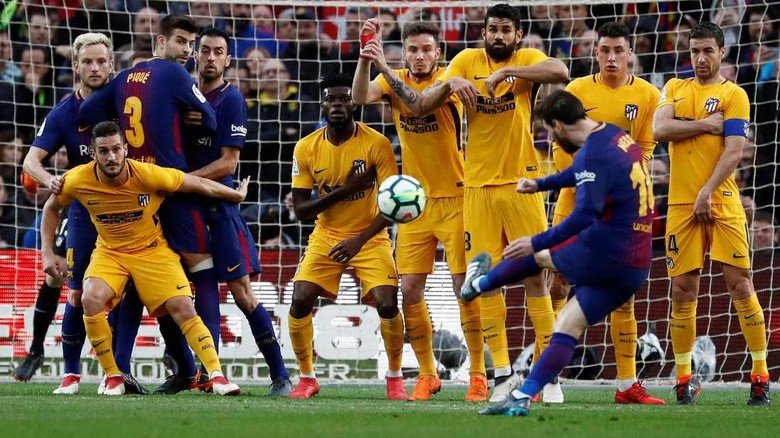 Messi Menendang Bola 01
