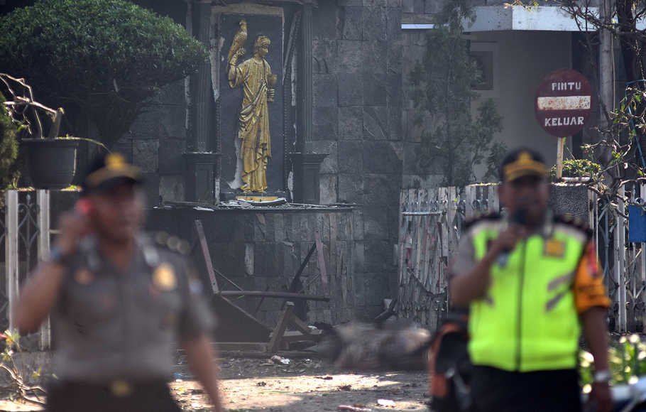 Polisi bersiaga di sekitar lokasi ledakan di Gereja Katolik Santa Maria Tak Bercela, Ngagel Madya, Surabaya, Jawa Timur, Minggu (13/5)