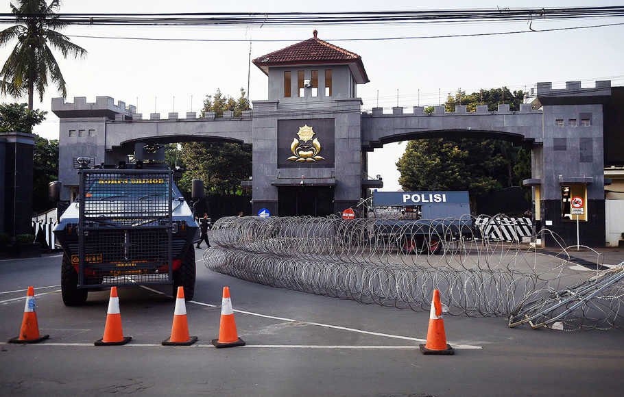 Anggota kepolisian melakukan pengamanan Mako Brimob Kelapa Dua pasca bentrok antara petugas dengan tahanan di Depok, Jawa Barat, Rabu (9/5)