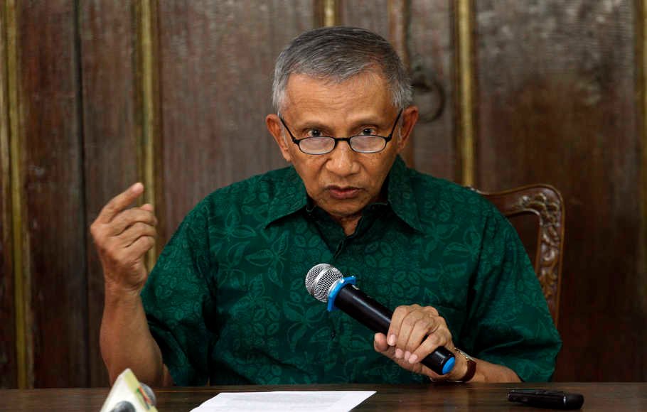 Mantan Ketua Umum Partai Amanat Nasional (PAN), Amien Rais memberikan pernyataan sikap kepada wartawan di kediamannya, Sleman,