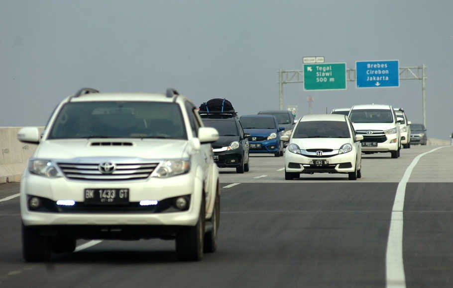 Kendaraan pemudik melintas di jalan tol fungsional Pejagan-Pemalang