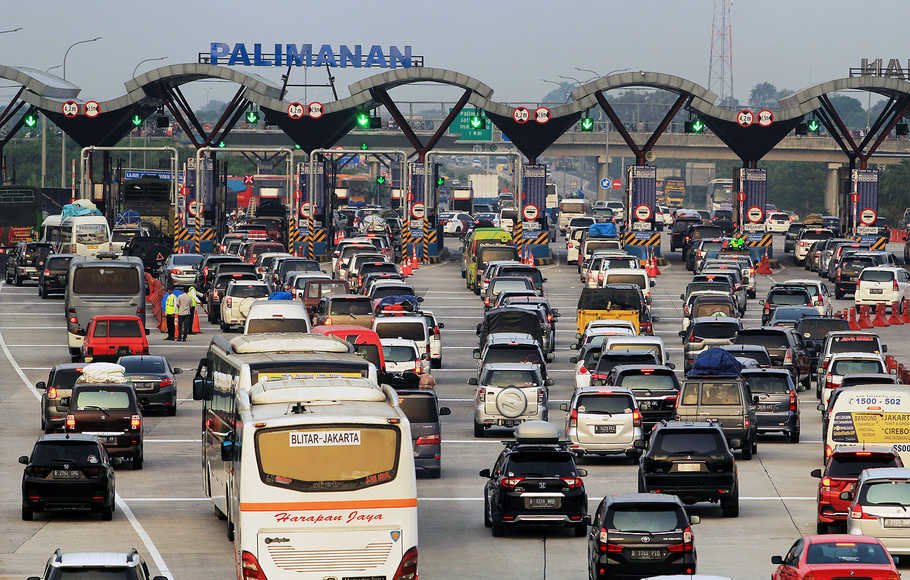 Antrean kendaraan di gerbang tol Cipali, Palimanan, Cirebon, Jawa Barat