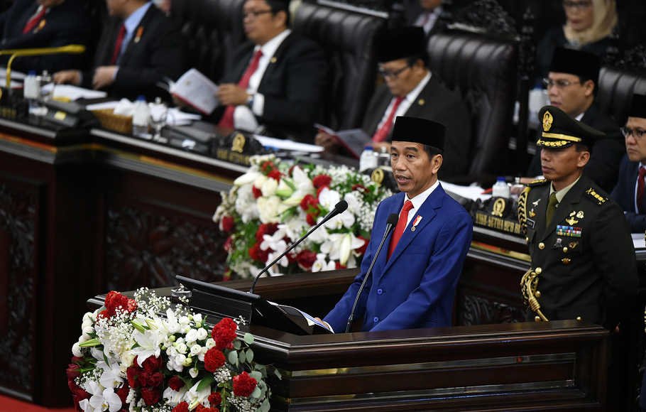 Presiden Joko Widodo menyampaikan Pidato Kenegaraan pada Sidang Tahunan MPR 2018 di Gedung Nusantara, Kompleks Parlemen, Senayan, Jakarta, Kamis (16/8).