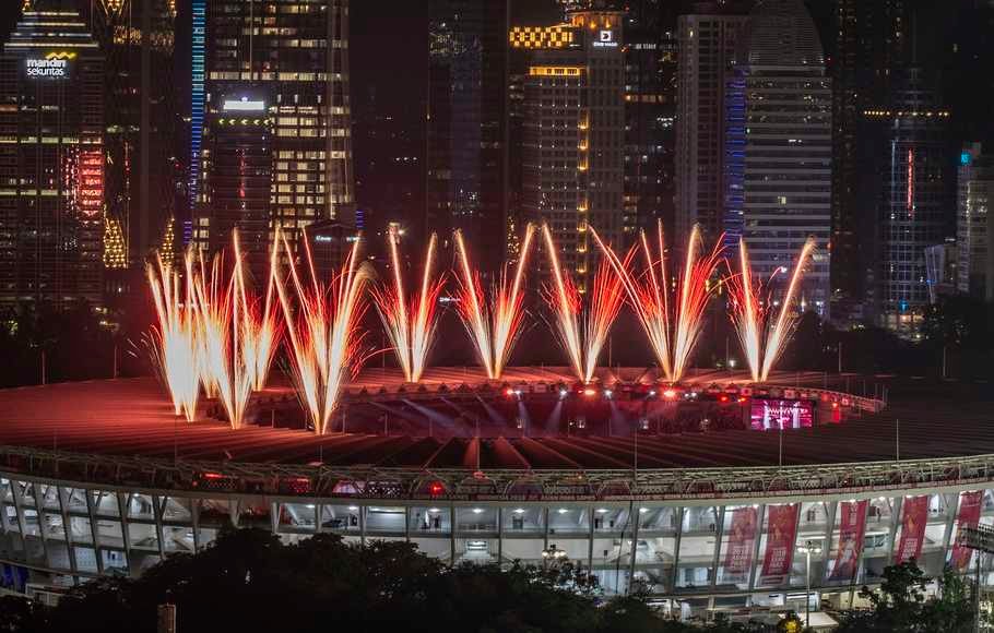 Pesta kembang api menyemarakkan Upacara Pembukaan Asian Para Games 2018 di Stadion Utama Gelora Bung Karno, Senayan, Jakarta, Sabtu (6/10).