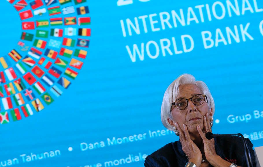 Direktur Pelaksana IMF Christine Lagarde memberikan keterangan pers terkait  Pertemuan Tahunan IMF - World Bank Group 2018 di Bali International Convention Center, Kawasan Nusa Dua, Bali, Kamis (11/10).