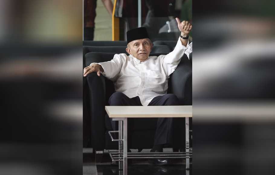 Ketua Dewan Kehormatan Partai Amanat Nasional (PAN) Amien Rais (tengah) mengacungkan ibu jari sebelum menemui Pimpinan Komisi Pemberantasan Korupsi (KPK) di gedung KPK, Jakarta, Senin (29/10/2018)