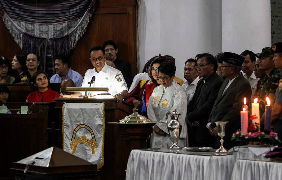 Gubernur DKI Jakarta Anies Baswedan menyampaikan sambutan saat mengunjungi ibadah malam Natal di Gereja Immanuel, Jakarta, Senin (24/12/2018)