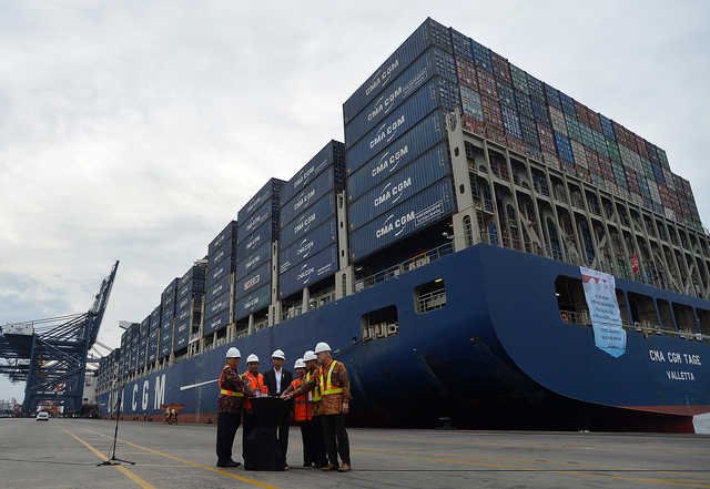 Presiden Joko Widodo (ketiga kiri) didampingi Menteri Menteri Perindustrian Airlangga Hartarto (kiri), Direktur Utama Pelindo II Elvyn G. Masassya (kedua kiri), Menteri BUMN Rini Soemarno (tengah), Menteri Perhubungan Budi Karya Sumadi dan Menteri Perdaga