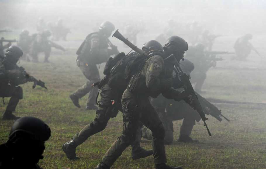 Sejumlah prajurit Korps Marinir melakukan serangan  saat demo serangan kilat pada upacara HUT ke-73 Korps Marinir di Bumi Marinir Karangpilang, Surabaya, Jawa Timur, Kamis (15/11/2018).