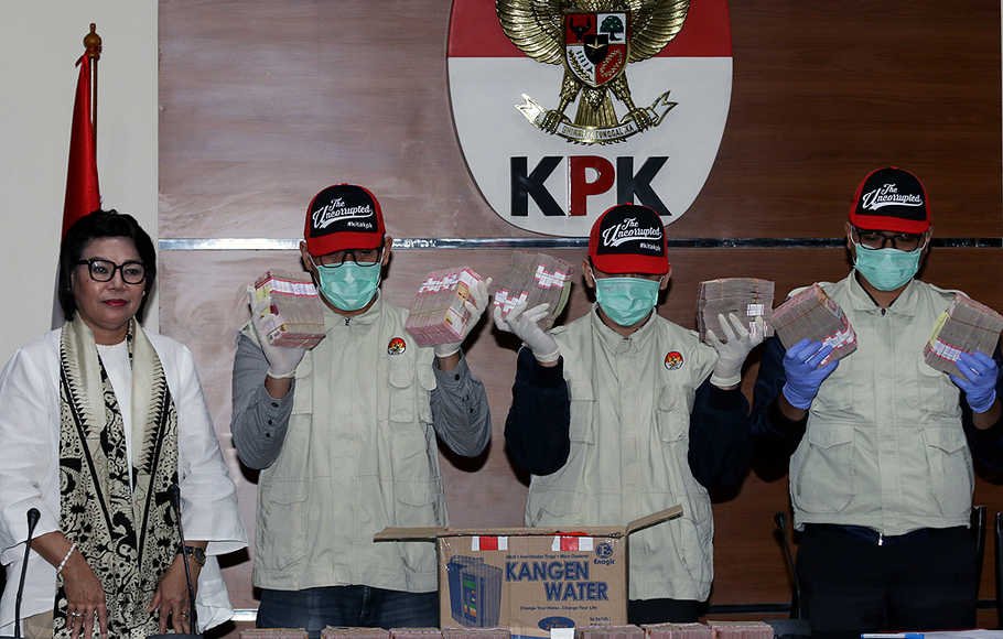 Penyidik menunjukan barang bukti disaksikan oleh Wakil Ketua KPK Basaria Panjaitan (kiri) saat konferensi pers terkait Operasi Tangkap Tangan (OTT) kasus korupsi Bupati Mesuji di Gedung KPK, Jakarta, Kamis (24/1/2019)