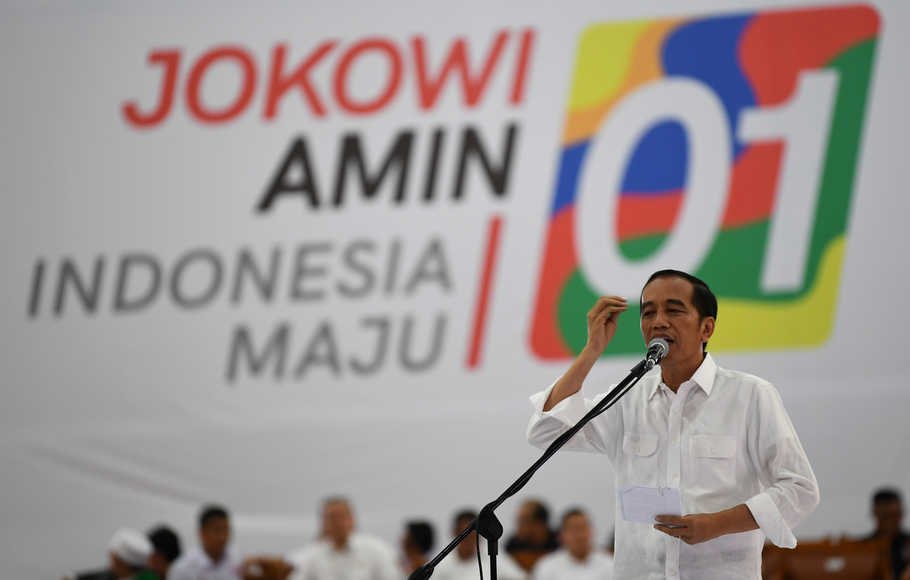 Capres nomor urut 01 Joko Widodo memberi sambutan saat menghadiri acara Silaturahmi Akbar Rakyat Makassar bersama Jokowi, di Makassar, Sulawesi Selatan, Sabtu (22/12/2018)