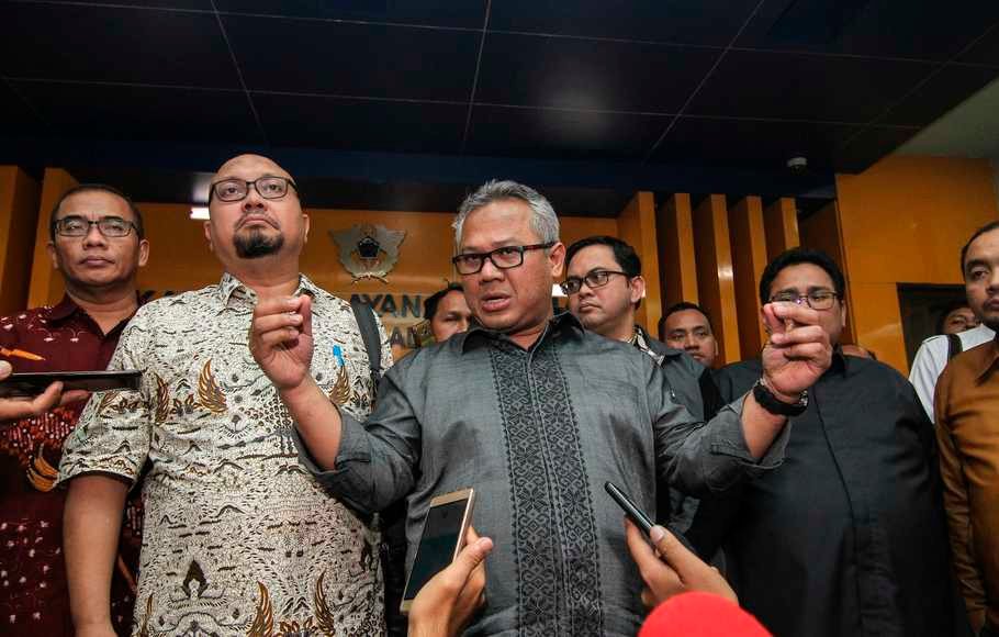 Ketua KPU Arief Budiman (tengah) didampingi Komisioner KPU dan Komisioner Bawaslu menyampaikan keterangan pers seusai melakukan pengecekan terkait informasi tujuh kontainer surat suara yang sudah tercoblos di kantor Direktorat Jenderal Bea dan Cukai