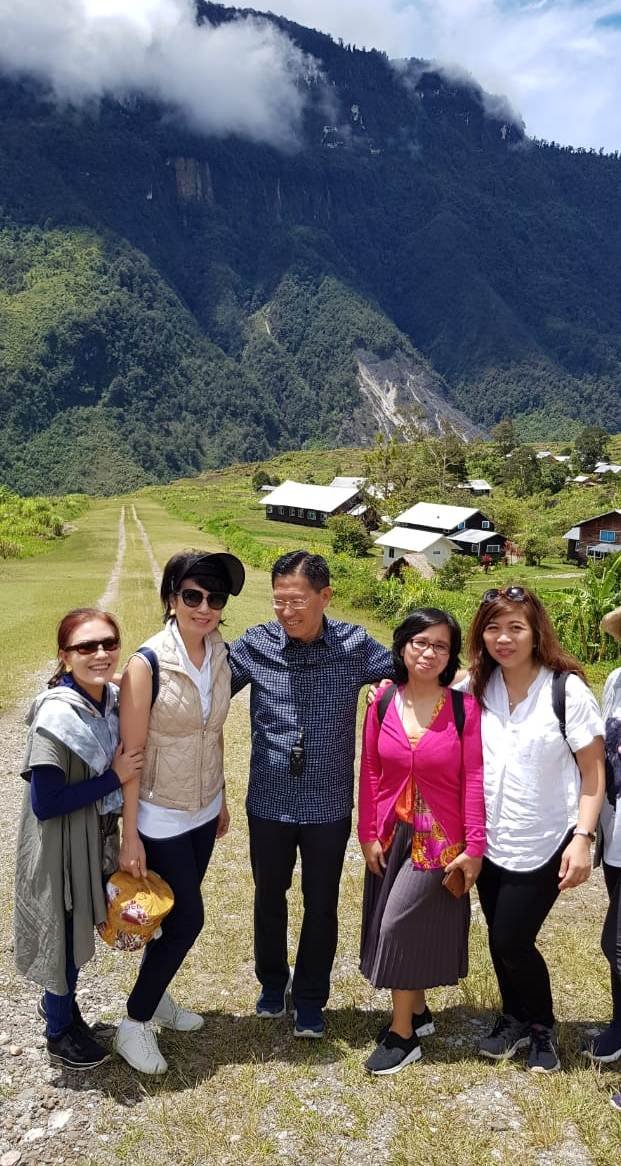 Aileen Riady Hambali dan James Riady bersama keluarga kerabat