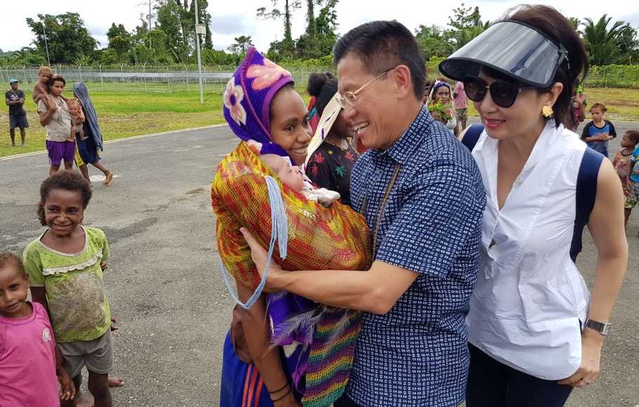 James Riady dan Bayi Papua