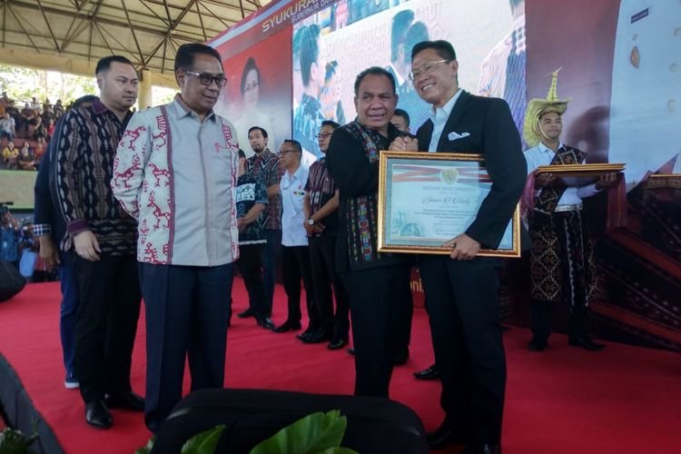 James Riady dan Penghargaan Pemprov NTT