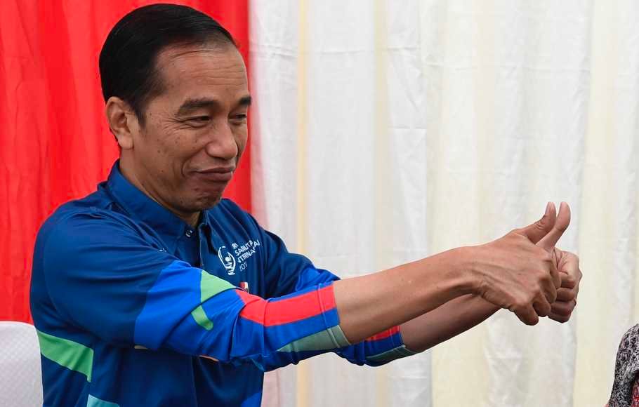 Presiden Joko Widodo (kiri) bersama Menteri Sosial Agus Gumiwang K berbincang dengan siswa penyandang disabilitas asal Sukabumi Mukhlis Abdul Holik (kedua kanan) disela Peringatan Hari Disabilitas Internasional Tahun 2018 di Bekasi, Jawa Barat, Senin (3/12