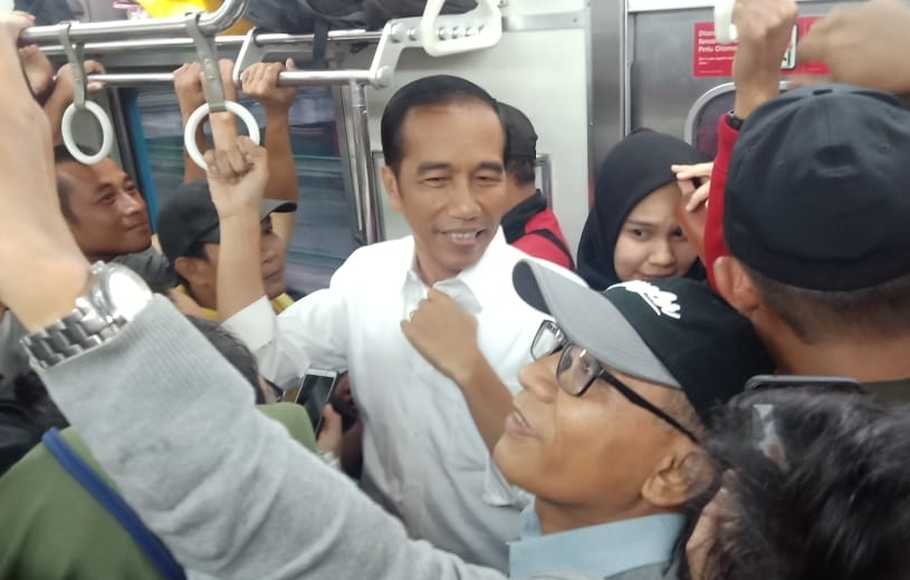 Jokowi Naik Kereta Api 02