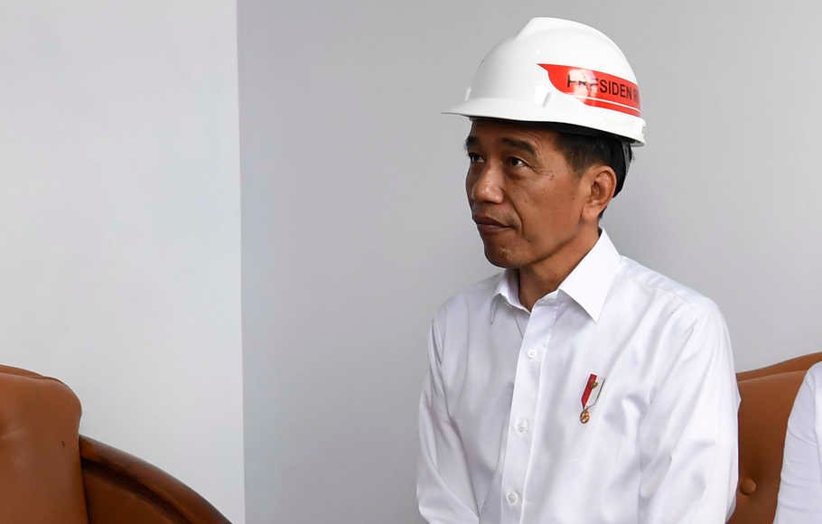 Presiden Joko Widodo (kedua kanan) didampingi Ibu Negara Iriana Joko Widodo (kanan), Menteri PUPR Basuki Hadimuljono (kiri) dan Dirut BTN Maryono (ketiga kiri) menyampaikan sambutan saat peletakan batu pertama perumahan Persatuan Pencukur Rambut Garut di Garut, Jawa Barat,