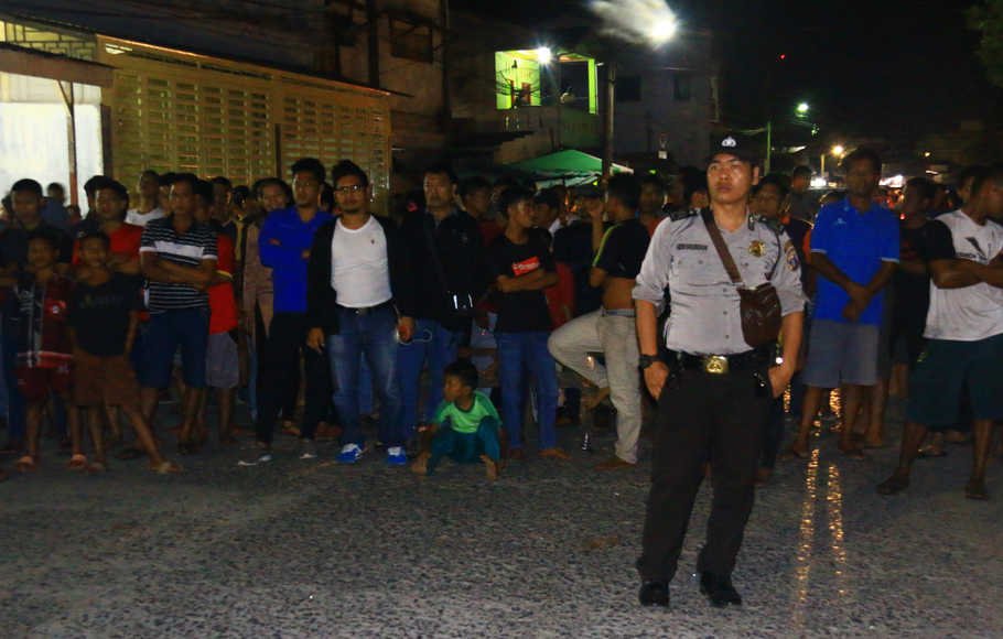 Warga menyaksikan lokasi terjadinya ledakan yang diduga bom saat penggerebekan terduga teroris di kawasan Jalan KH Ahmad Dahlan, Pancuran Bambu, Sibolga Sambas, Kota Siboga,  Sumatera Utara, Selasa (12/3).