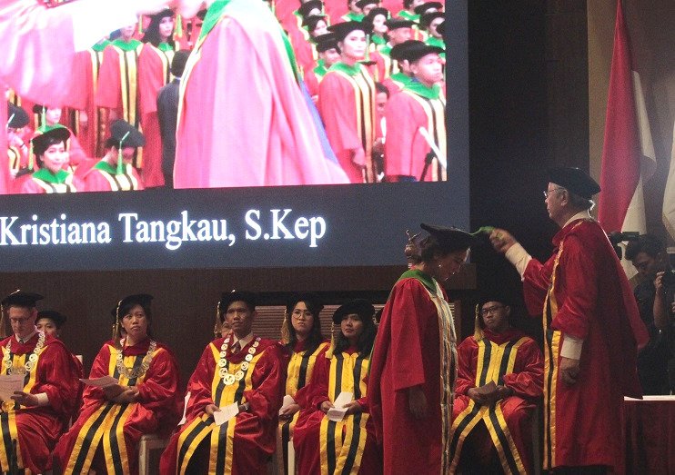 UPH Wisuda 600 Perawat