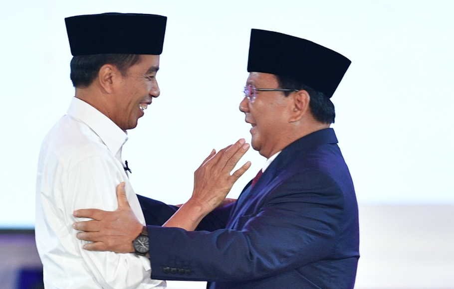 Pasangan capres-cawapres nomor urut 01 Joko Widodo (ketiga kiri) dan Ma'ruf Amin (kiri) bersalaman dengan pasangan nomor urut 02 Prabowo Subianto (kedua kanan) dan Sandiaga Uno (kanan) usai Debat Pertama Capres & Cawapres 2019, di Hotel Bidakara, Jakarta,
