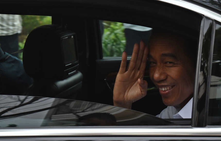 Calon presiden nomor urut 01 Joko Widodo melambaikan tangan usaib pertemuan konsolidasi bersama pimpinan partai yang tergabung Koalisi Indonesia Kerja di Menteng, Jakarta Pusat, Kamis (18/4/2019).
