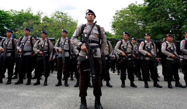 Personil Satbrimob Polda Gorontalo saat apel pemberangkatan di Bandara Djalaludin Gorontalo, Selasa (17/5).