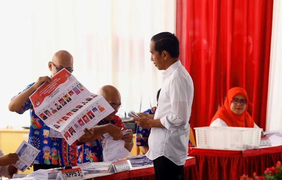 Jokowi di TPS