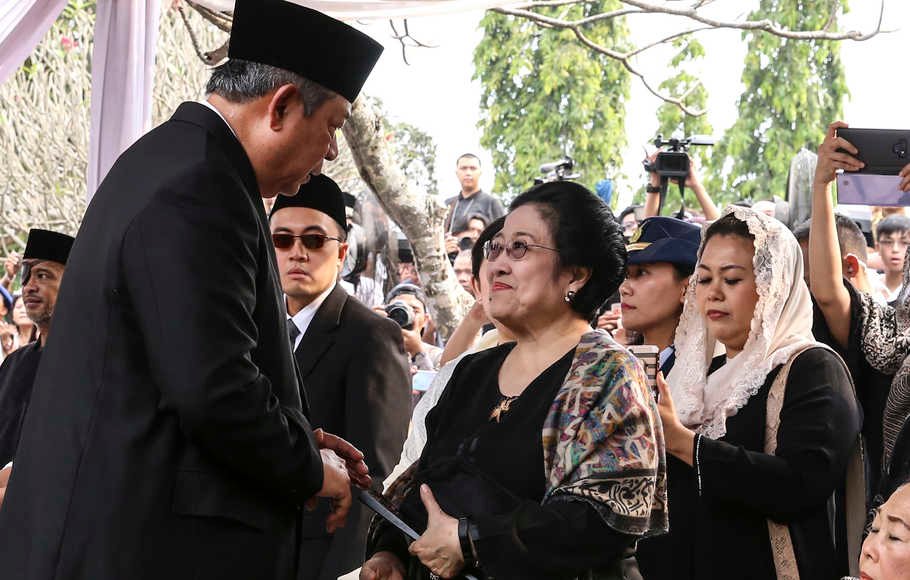 Presiden Ke-5 Megawati Soekarnoputri (ketiga kanan) didampingi Menteri Koordinator Bidang Pembangunan Manusia dan Kebudayaan RI Puan Maharani (kiri), Sekretaris Kabinet (Seskab) Pramono Anung (kiri) dan Sekjen PDI Perjuangan Hasto Kristiyanto (kedua kanan) menghadiri pemakaman Ibu Negara periode 2004-2014 Ani Yudhoyono saat tiba di Taman Makam Pahlawan Nasional Utama (TMP) Kalibata, Jakarta, Minggu (2/6/2019).