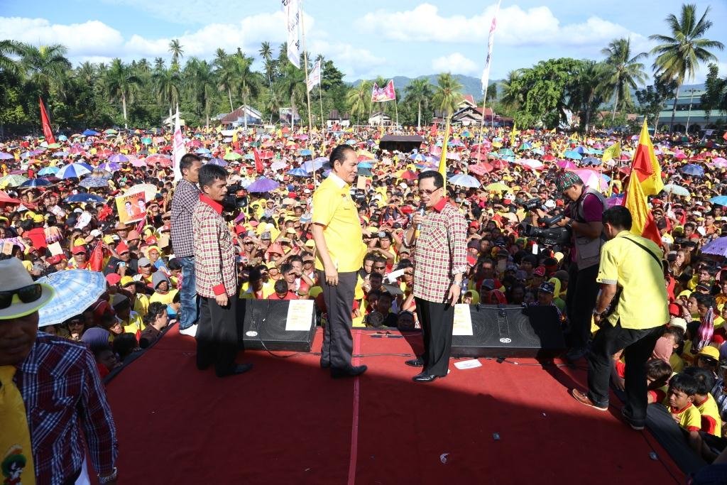 Theo Sambuaga dan Golkar BENDERAfoto