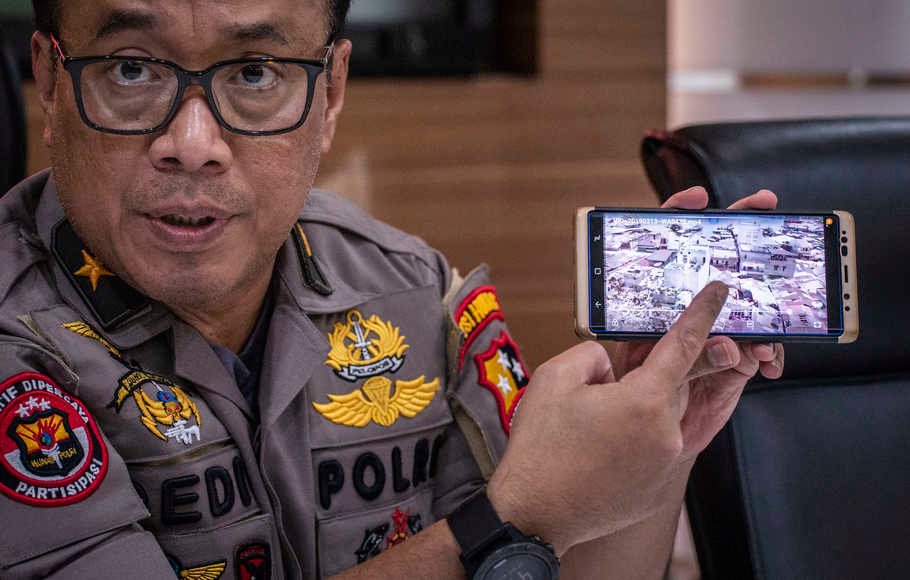 Karopenmas Divisi Humas Polri Brigjen Pol Dedi Prasetyo menunjukkan lokasi dari kasus meledaknya bom di Sibolga, di Mabes Polri, Jakarta, Rabu (13/3/2019).