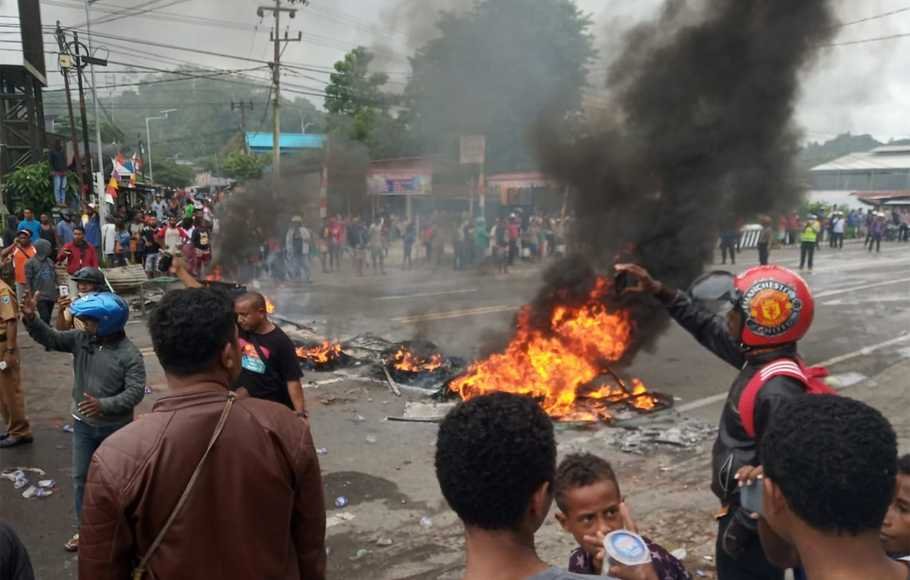 Massa membakar ban saat kerusuhan di pintu masuk Jl. Trikora Wosi Manokwari, Senin (19/8/2019).