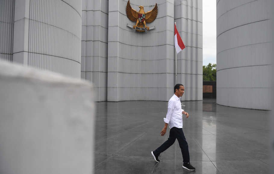 Calon Presiden Joko Widodo (tengah) menghadiri deklarasi Alumni Jabar Ngahiji di Monumen Perjuangan Kota Bandung, Jawa Barat, Minggu (10/3/2019).