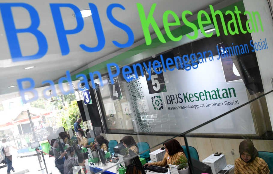 Petugas melayani warga di Kantor Pelayanan BPJS Kesehatan Jakarta Pusat, Matraman, Jakarta, Selasa (3/8/2019).