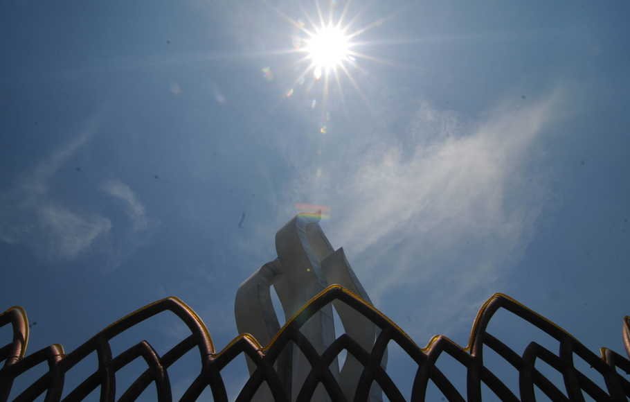 Suasana monumen Arek Lancor saat matahari berada di posisi paling atas, Pamekasan, Jawa Timur, Sabtu (12/10/2019).