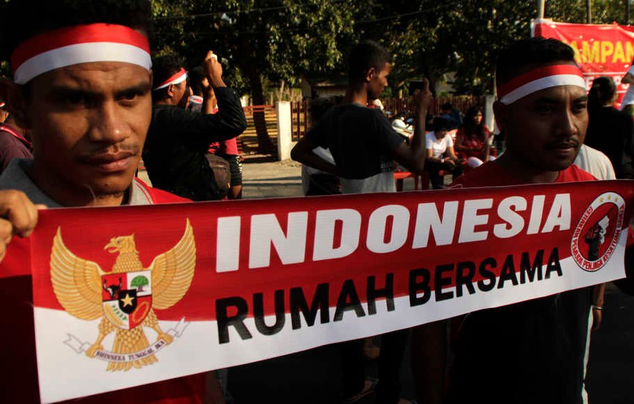 Sejumlah mahasiswa membawa tulisan Papua adalah Indonesia Indonesia adalah Papua  saat digelarnya Kampanye Sosial Save Papua Marajut NKRI di Kota Kupang NTT (14/9/2019)