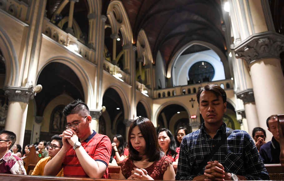 Umat Katolik melaksanakan misa malam Natal di Gereja Katedral, Jakarta, Senin (24/12/2018)