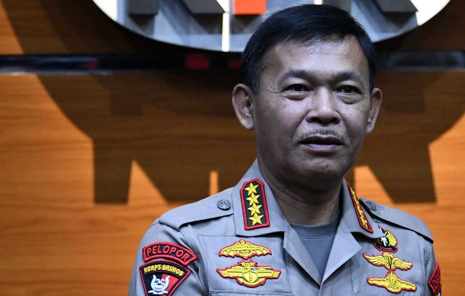 Kapolri Jenderal Idham Azis (kiri) menjabat tangan Ketua Komisi Pemberantasan Korupsi (KPK) Agus Rahardjo di Gedung KPK, Jakarta, Senin (4/11/2019).