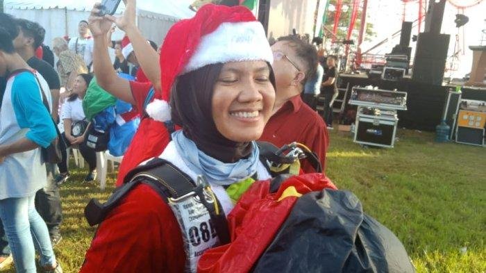 berjilbab-pakai-baju-santa-claus-penerjun-polwan-ini-hibur-warga-manado