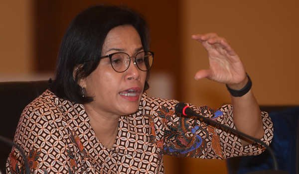 Menteri Keuangan Sri Mulyani memberikan keterangan terkait upaya pemerintah untuk membendung banjir impor tekstil dan produk tekstil (TPT) di Jakarta, Senin (14/10/2019).