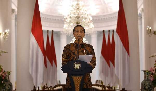 Presiden Joko Widodo menyampaikan keterangan pers terkait penangangan COVID-19 di Istana Bogor, Jawa Barat, Minggu (15/3/2020).
