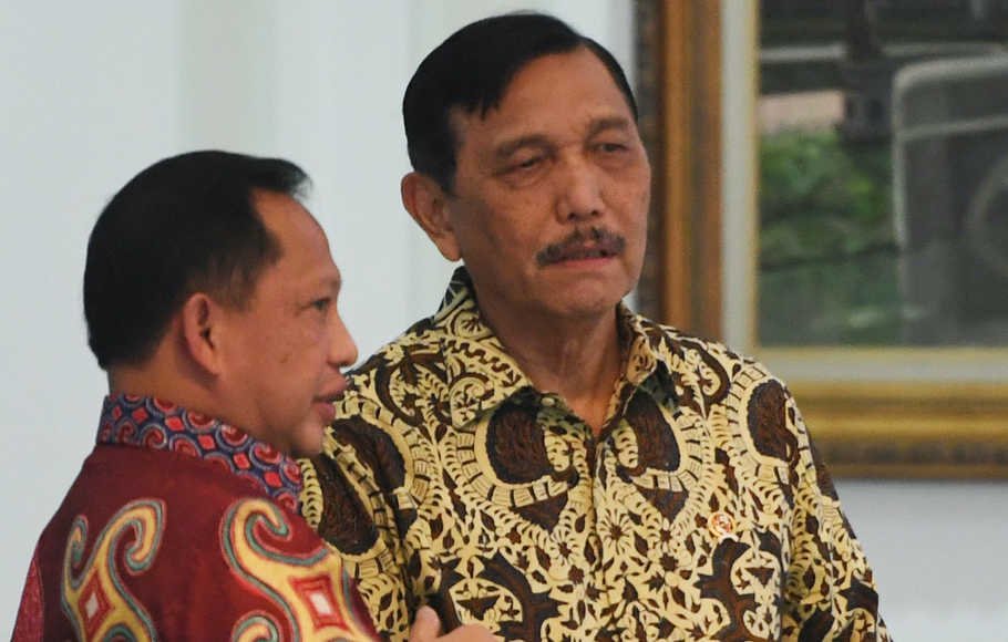 Menko Kemaritiman dan Investasi Luhut Pandjaitan (kanan) berbincang dengan Mendagri Tito Karnavian (kiri) sebelum mengikuti rapat kabinet terbatas (ratas) yang dipimpin oleh Presiden Joko Widodo di Kantor Presiden, Jakarta, Rabu (11/12/2019).