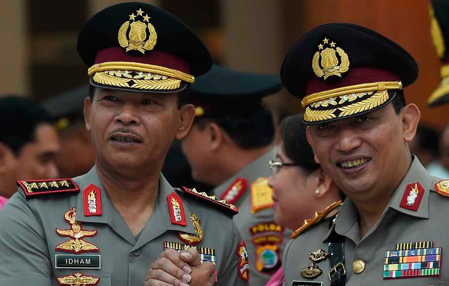 Kapolri Jenderal Pol Idham Azis (kiri) melakukan salam komando dengan Kabareskrim Polri Inspektur Jenderal Pol Listyo Sigit Prabowo (kanan)  usai saat serah terima jabatan Kabareskrim di Mabes Polri Jakarta, Senin (16/12/2019).
