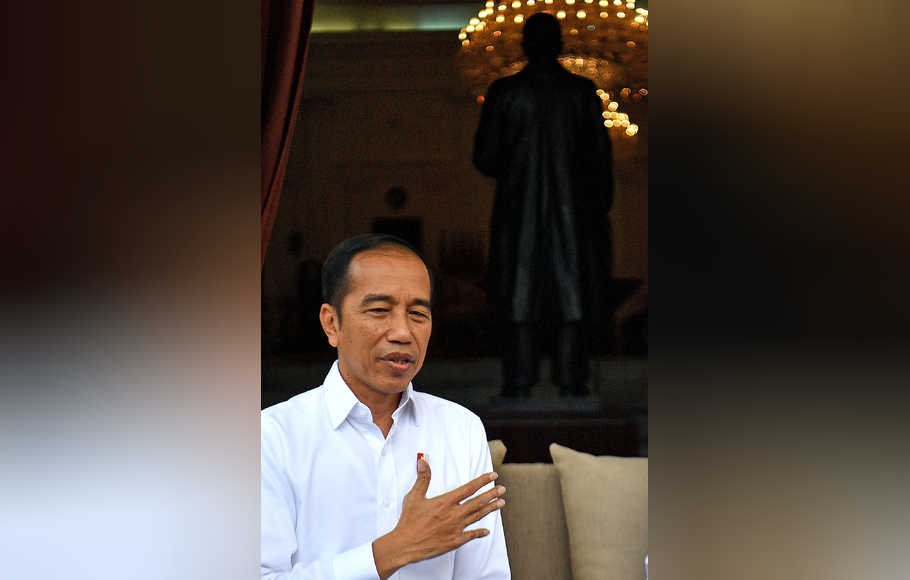 Presiden Joko Widodo didampingi Menteri Kesehatan Terawan Agus Putranto menyampaikan konferensi pers terkait virus corona di Istana Merdeka, Jakarta, Senin (2/3/2020).
