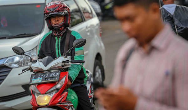 Pengemudi ojek online menunggu penumpang di kawasan Pasar Anyar, Kota Tangerang, Banten, Rabu (11/3/2020).