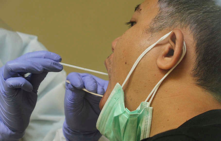 Petugas medis memeriksa pasien dengan SWAB Test di Cimanggis, Depok, Jawa Barat, Minggu (8/4/2020).