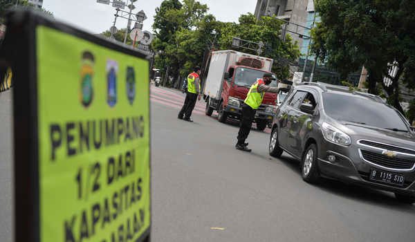 Polisi melakukan imbauan kepada pengendara mobil untuk dapat mematuhi penerapan Pembatasan Sosial Berskala Besar (PSBB) di kawasan Menteng, Jakarta (11/4/2020).